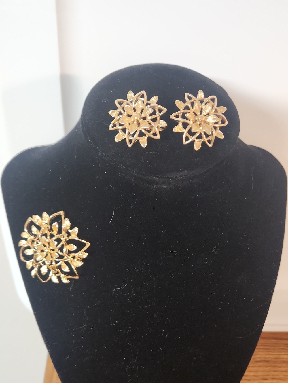 Sarah Coventry Gold Earring and Brooch Set - Women Jewelry